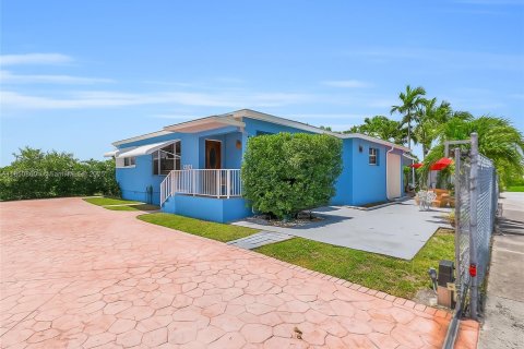 House in Hialeah, Florida 3 bedrooms, 140.65 sq.m. № 1871657 - photo 1