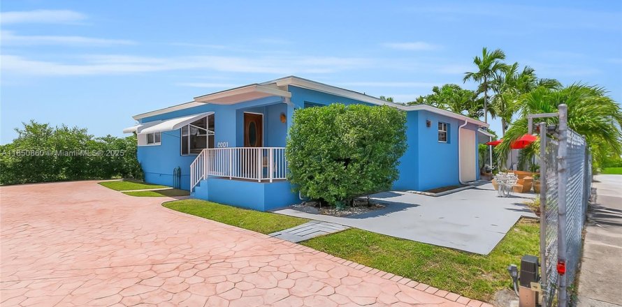House in Hialeah, Florida 3 bedrooms, 140.65 sq.m. № 1871657