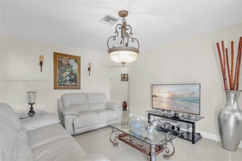 House in Hialeah, Florida 3 bedrooms, 140.65 sq.m. № 1871657 - photo 15