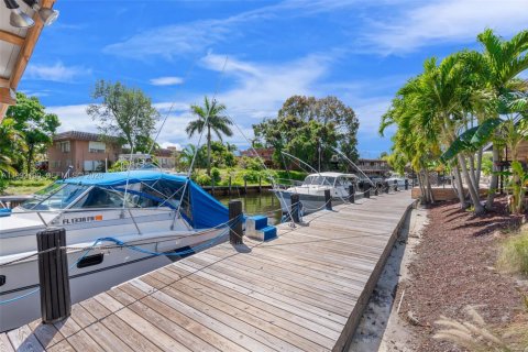 House in Deerfield Beach, Florida 5 bedrooms, 263.47 sq.m. № 2067374 - photo 17