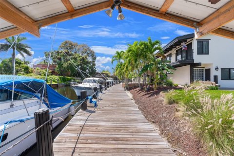 House in Deerfield Beach, Florida 5 bedrooms, 263.47 sq.m. № 2067374 - photo 16