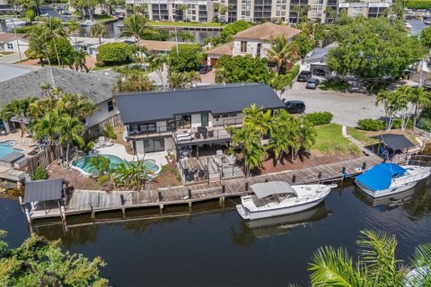 House in Deerfield Beach, Florida 5 bedrooms, 263.47 sq.m. № 2067374