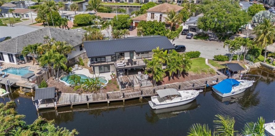 House in Deerfield Beach, Florida 5 bedrooms, 263.47 sq.m. № 2067374