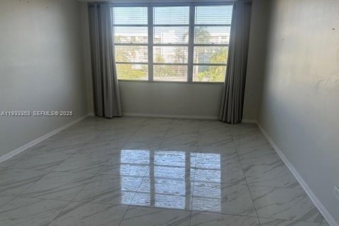 Copropriété à vendre à Bay Harbor Islands, Floride: 2 chambres, 110.74 m2 № 1992616 - photo 6