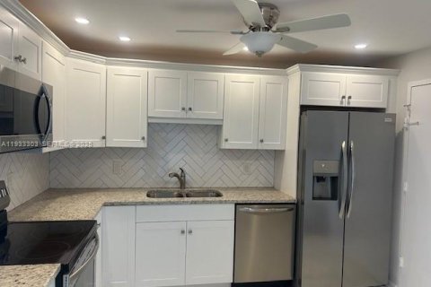 Copropriété à vendre à Bay Harbor Islands, Floride: 2 chambres, 110.74 m2 № 1992616 - photo 2