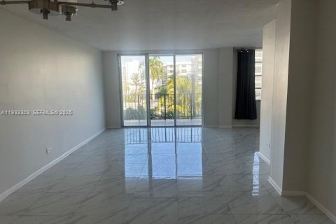 Copropriété à vendre à Bay Harbor Islands, Floride: 2 chambres, 110.74 m2 № 1992616 - photo 1