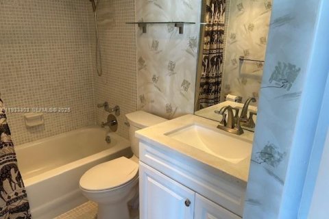 Copropriété à vendre à Bay Harbor Islands, Floride: 2 chambres, 110.74 m2 № 1992616 - photo 11