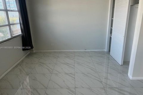 Copropriété à vendre à Bay Harbor Islands, Floride: 2 chambres, 110.74 m2 № 1992616 - photo 5