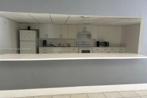 Copropriété à vendre à Bay Harbor Islands, Floride: 2 chambres, 110.74 m2 № 1992616 - photo 16