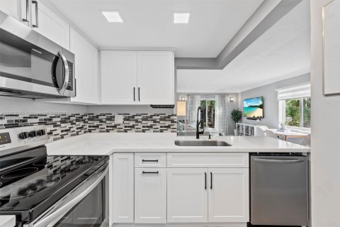 Condo in Pinecrest, Florida, 2 bedrooms  № 1971339 - photo 5