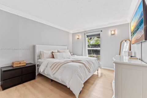 Condo in Pinecrest, Florida, 2 bedrooms  № 1971339 - photo 9