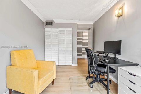 Condo in Pinecrest, Florida, 2 bedrooms  № 1971339 - photo 14