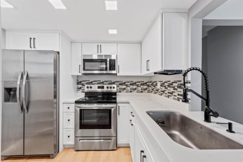 Condo in Pinecrest, Florida, 2 bedrooms  № 1971339 - photo 3