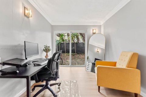 Condo in Pinecrest, Florida, 2 bedrooms  № 1971339 - photo 13