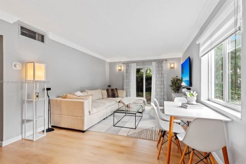 Condo in Pinecrest, Florida, 2 bedrooms  № 1971339 - photo 6