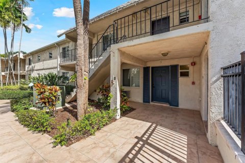 Condo in Pinecrest, Florida, 2 bedrooms  № 1971339 - photo 24