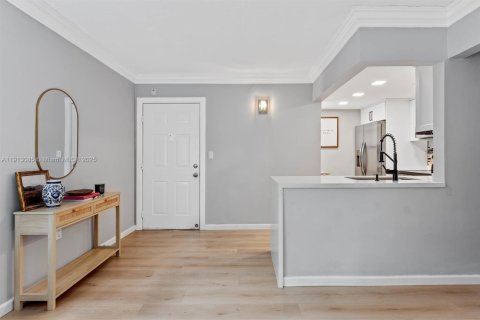 Condo in Pinecrest, Florida, 2 bedrooms  № 1971339 - photo 2