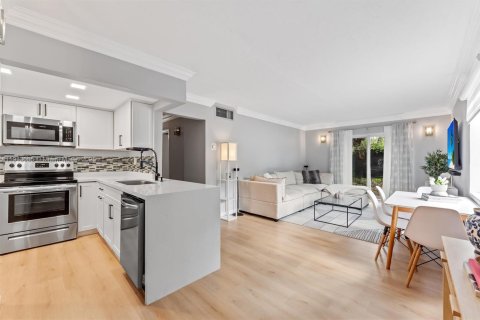 Condo in Pinecrest, Florida, 2 bedrooms  № 1971339 - photo 1