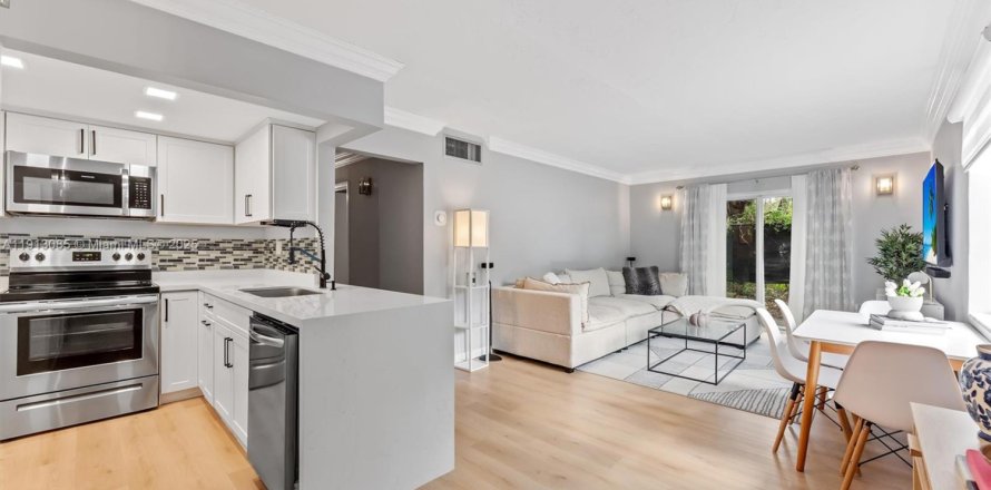 Condo in Pinecrest, Florida, 2 bedrooms  № 1971339
