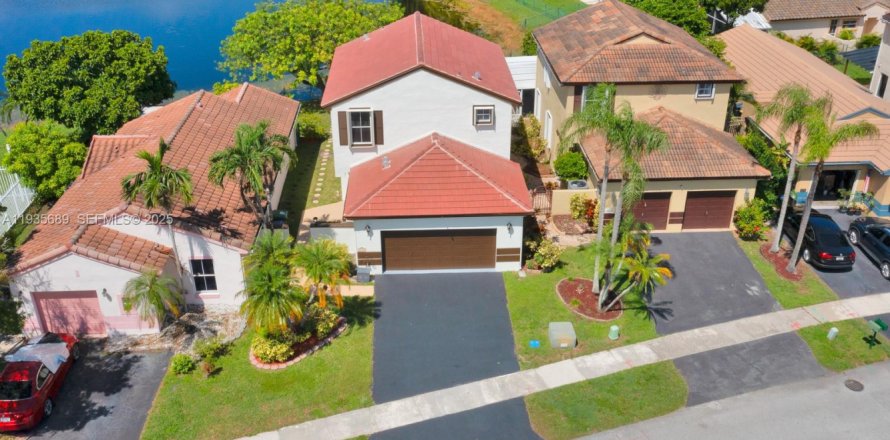 Casa en Pembroke Pines, Florida 3 dormitorios, 145.67 m2 № 1993811