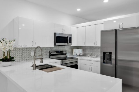 Casa en venta en Pembroke Pines, Florida, 3 dormitorios, 145.67 m2 № 1993811 - foto 3