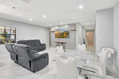 House in Davie, Florida 3 bedrooms, 213.12 sq.m. № 1716124 - photo 4