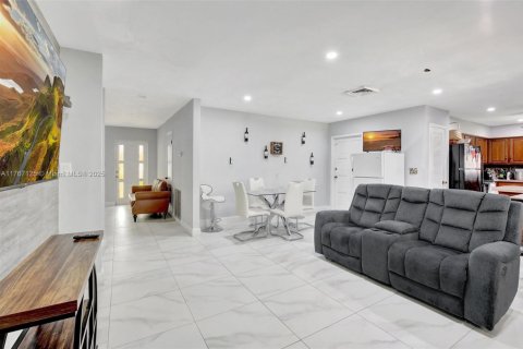 House in Davie, Florida 3 bedrooms, 213.12 sq.m. № 1716124 - photo 10