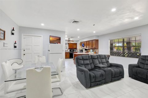 House in Davie, Florida 3 bedrooms, 213.12 sq.m. № 1716124 - photo 9