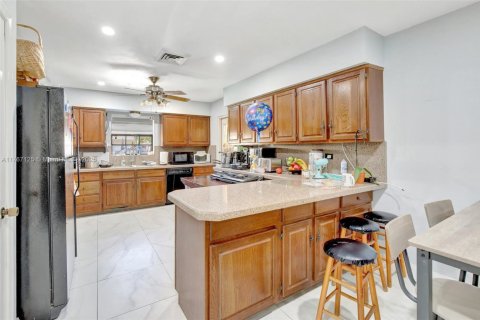 House in Davie, Florida 3 bedrooms, 213.12 sq.m. № 1716124 - photo 6