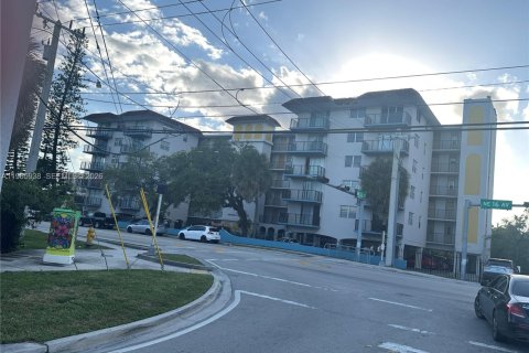 Condominio en venta en North Miami, Florida, 1 dormitorio, 81.57 m2 № 2029097 - foto 2