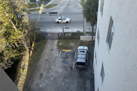 Condominio en venta en North Miami, Florida, 1 dormitorio, 81.57 m2 № 2029097 - foto 26