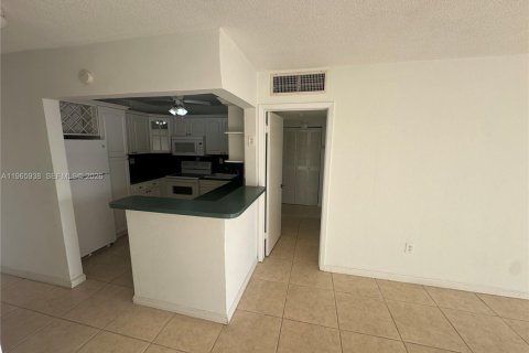 Condominio en venta en North Miami, Florida, 1 dormitorio, 81.57 m2 № 2029097 - foto 7