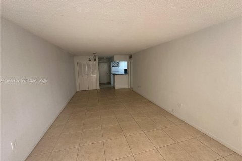 Condominio en venta en North Miami, Florida, 1 dormitorio, 81.57 m2 № 2029097 - foto 11