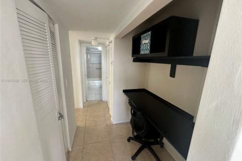 Condominio en venta en North Miami, Florida, 1 dormitorio, 81.57 m2 № 2029097 - foto 14