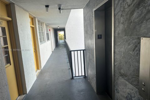 Condominio en venta en North Miami, Florida, 1 dormitorio, 81.57 m2 № 2029097 - foto 25