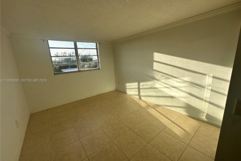 Condominio en venta en North Miami, Florida, 1 dormitorio, 81.57 m2 № 2029097 - foto 16
