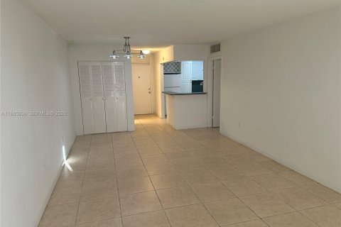 Condominio en venta en North Miami, Florida, 1 dormitorio, 81.57 m2 № 2029097 - foto 10