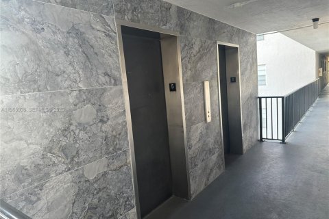 Condominio en venta en North Miami, Florida, 1 dormitorio, 81.57 m2 № 2029097 - foto 24