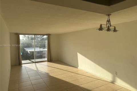 Condominio en venta en North Miami, Florida, 1 dormitorio, 81.57 m2 № 2029097 - foto 9