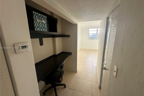 Condominio en venta en North Miami, Florida, 1 dormitorio, 81.57 m2 № 2029097 - foto 13