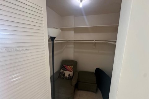 Condominio en venta en North Miami, Florida, 1 dormitorio, 81.57 m2 № 2029097 - foto 15