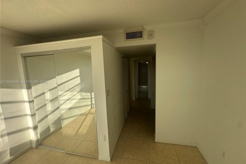 Condominio en venta en North Miami, Florida, 1 dormitorio, 81.57 m2 № 2029097 - foto 17