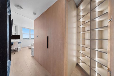 Condo in Pompano Beach, Florida, 2 bedrooms № 2276650 - photo 17
