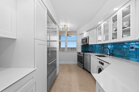 Condo in Pompano Beach, Florida, 2 bedrooms № 2276650 - photo 8
