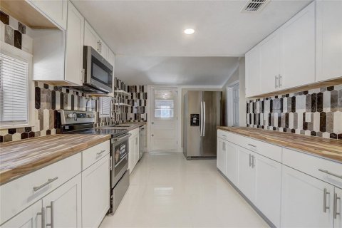 House in Orange City, Florida 4 bedrooms, 183.39 sq.m. № 1642415 - photo 12