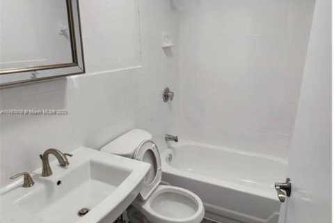 Commercial property in Miami, Florida 194.54 sq.m. № 1641942 - photo 10