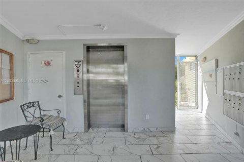 Condo in Fort Lauderdale, Florida, 2 bedrooms  № 2066706 - photo 12