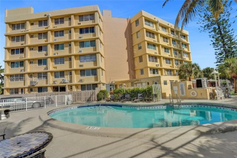 Condo in Fort Lauderdale, Florida, 2 bedrooms  № 2066706 - photo 17