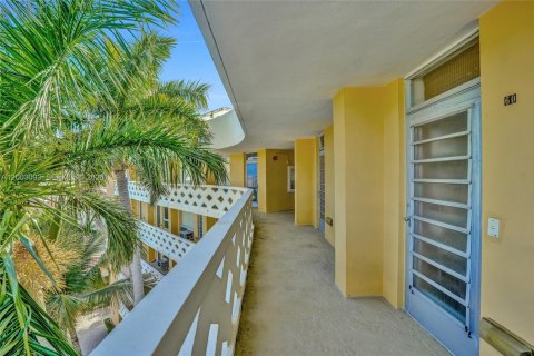 Condo in Fort Lauderdale, Florida, 2 bedrooms  № 2066706 - photo 2