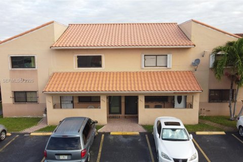 Condominio en Hialeah, Florida, 2 dormitorios  № 1999480